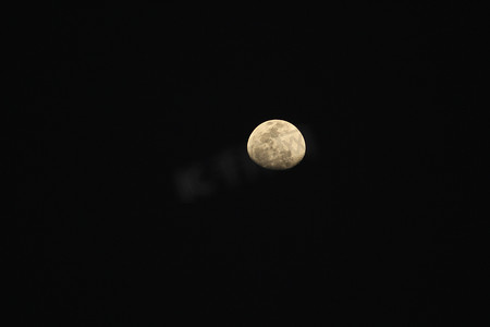 圆月背景摄影照片_夜月未圆。