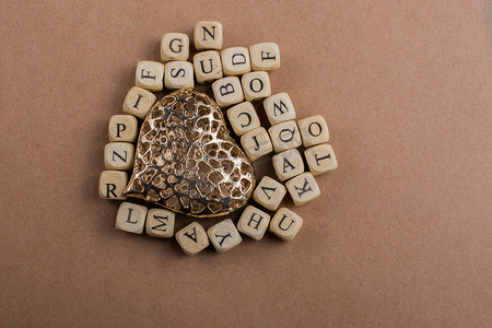木头制成的爱情图标和字母立方体