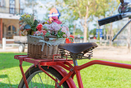 花篮设计摄影照片_花园里装有花篮的老式自行车