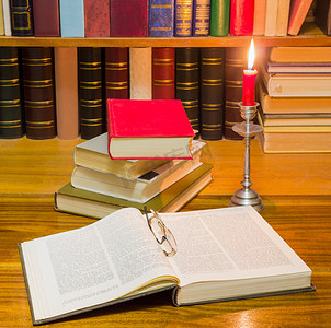 在烛光下打开桌上的书和其他书