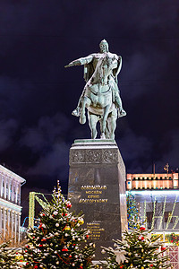 莫斯科创始人 Yury Dolgorukiy 王子的纪念碑，位于 Tverskaya 广场（基座上的文字）。