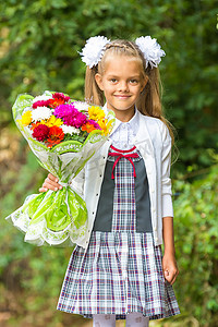 9 月 1 日上学的七年级一年级女孩的肖像
