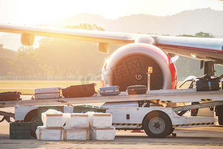 出发摄影照片_在机场旅行时，在出发前将行李袋在传送带上运送到飞机的过程