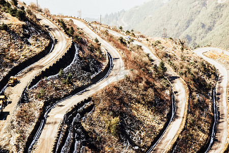 前进的公路摄影照片_祖鲁克山顶是丝绸之路的中转站。