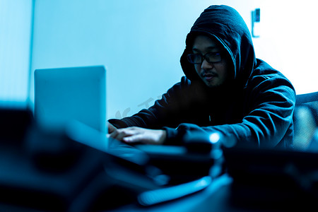 计算机程序员或黑客在笔记本电脑 keyboa 上打印代码