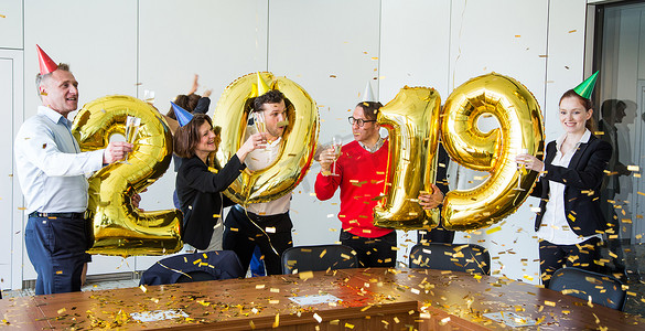 鼠年新年灯笼边框摄影照片_2019新年办公室聚会