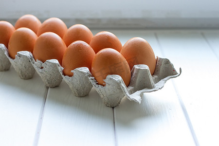 碎鸡蛋摄影照片_纸托包装中的鸡蛋