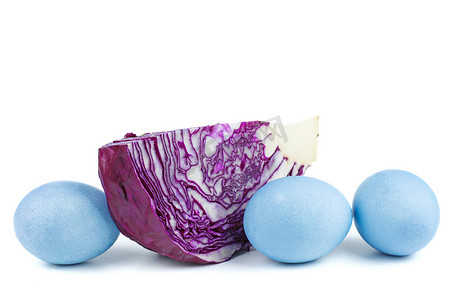 用紫甘蓝染成蓝色的鸡蛋