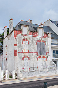 不平静的大海摄影照片_废弃的房子在基伯龙在 Morbihan 在法国，在 pe