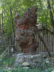 一座木制雕像被称为以各种 fa 为特色的童话树