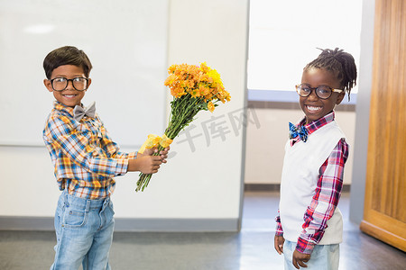 给女生送花摄影照片_男生给女生送一束花
