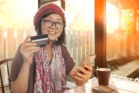 亚洲女性手持信用卡的幸福情绪使用 fo