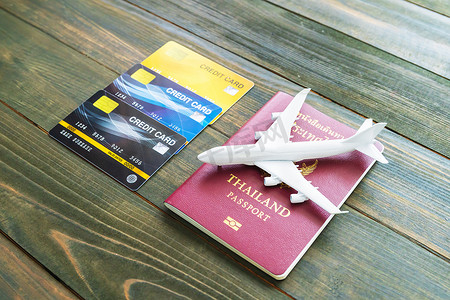 木桌上带信用卡的护照