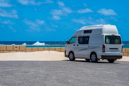 大风但阳光明媚的日子里，西澳大利亚州格雷戈里海滩的露营车停车场