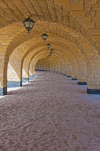 热带海滩上的拱门隧道