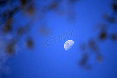 月亮云彩摄影照片_月亮云彩白天的天空。