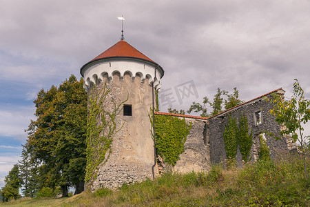 斯洛皮夫卡 (Kalec) 城堡的瞭望塔和中世纪遗址