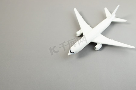 淡色半圆边框摄影照片_模型飞机，淡色背景的飞机