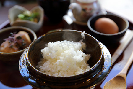 悟空摄影照片_日本传统食物混合生鸡蛋和米