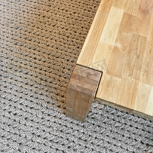 灰色针织地毯上的木桌