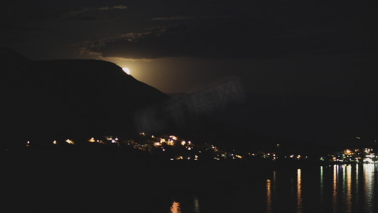 月光下的夜景，从克罗地亚的岩石山到亚得里亚海沿岸的城市，不同的色调