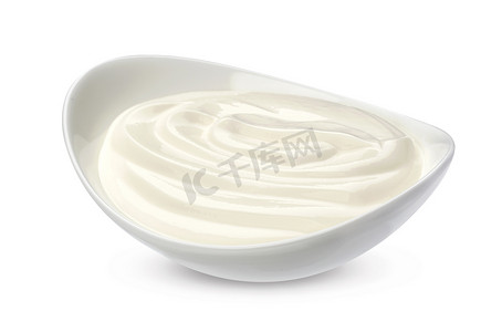 白色背景中分离的碗中的酸奶油