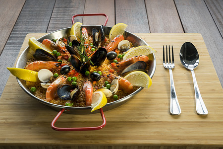 西班牙海鲜饭配海鲜蔬菜和藏红花