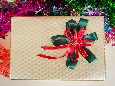 用圣诞树装饰的礼物盒