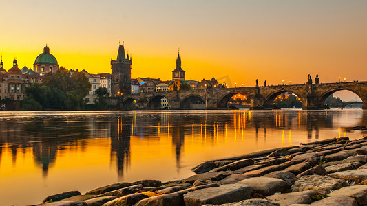 查理大桥与旧城桥塔在早晨日出时间反映在伏尔塔瓦河中，布拉格，捷克共和国