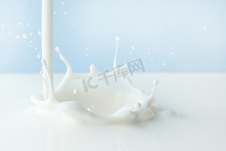 牛奶飞溅液体摄影照片_倒牛奶飞溅