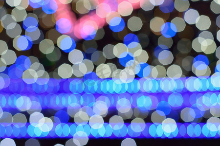 led照明灯摄影照片_模糊的蓝色 LED 圣诞和新年照明灯