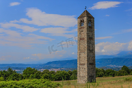 圣马丁孤零零的中世纪石制钟楼，称为“The Ciucarun”