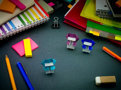 折纸小忍者在您遇到困难时在您的办公桌上帮助您工作