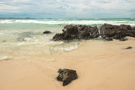 鱼海浪摄影照片_新南威尔士州鲷鱼岩的海浪和海滩