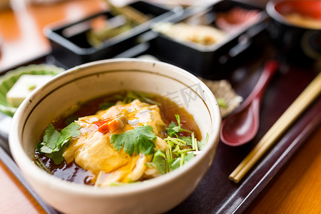 日本豆腐汤碗在餐馆
