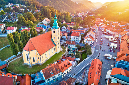 燃烧古代摄影照片_Samobor 广场空中燃烧的日落景观镇