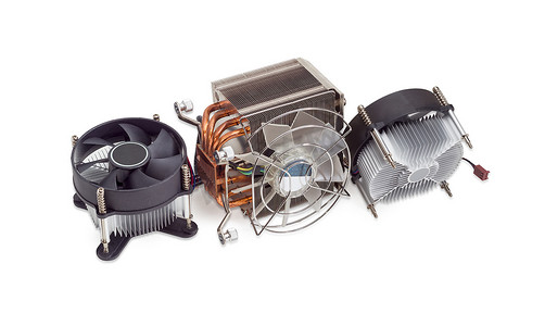 三种不同的带风扇的主动式 CPU 散热器