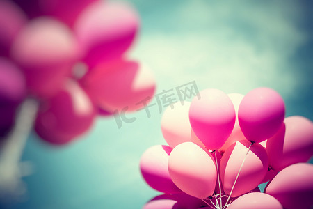 粉色气球和蓝天背景