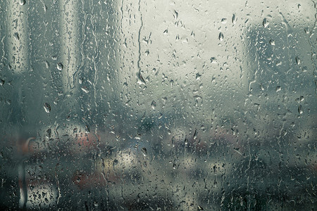 雨滴滴落在窗玻璃上