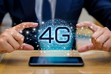 电话 4g 地球商人连接全球服务员手拿着一个空的数字平板电脑与智能和 4G 网络连接概念