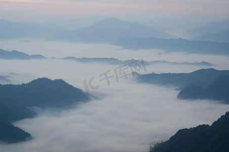 清晨山雾缭绕。