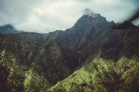 夏威夷图摄影照片_美国考艾岛 Waialeale 火山的鸟瞰图和近似图