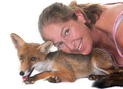 年轻的红狐狸和女人