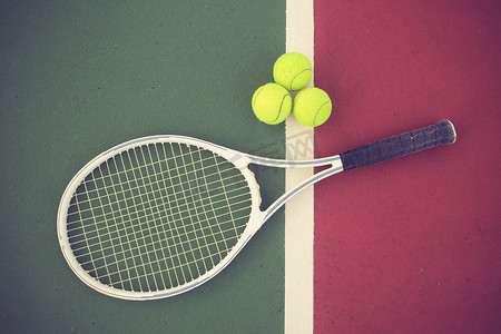 网球拍和网球场上的球复古色
