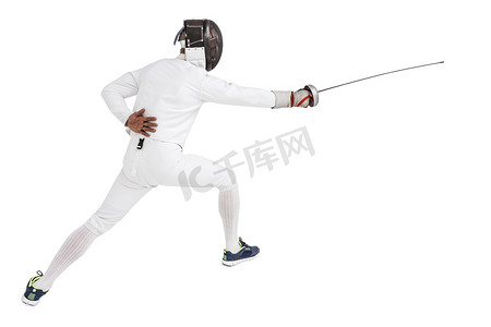 第二十四届奥运会摄影照片_身穿击剑服的男子用剑练习