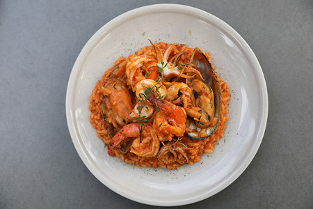 烩海鲜摄影照片_海鲜烩饭配贻贝虾和鱿鱼，意大利菜