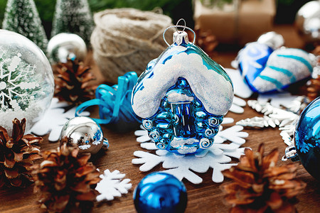 圣诞节和新年背景，木制背景上有礼物、丝带、球和不同的蓝色装饰品。