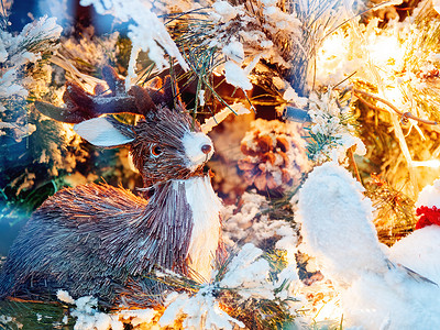 用稻草、灯泡和假雪做成的圣诞和新年装饰品。