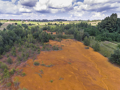 受污染的地球摄影照片_波兰南部的旧硫酸天然罐橙色。