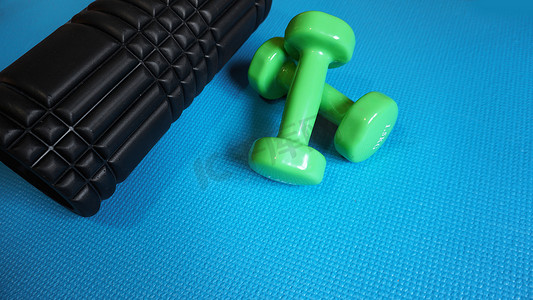 泡沫轴健身房健身器材蓝色背景自我肌筋膜释放